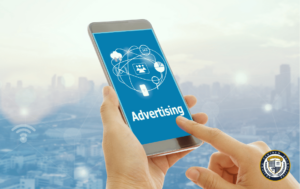 Dłoń trzymająca smartfon z napisem "Advertising" i połączonymi ikonami marketingowymi, ilustrująca kampanię Performance Max działającą na wielu platformach Google, z miejskim pejzażem w tle.