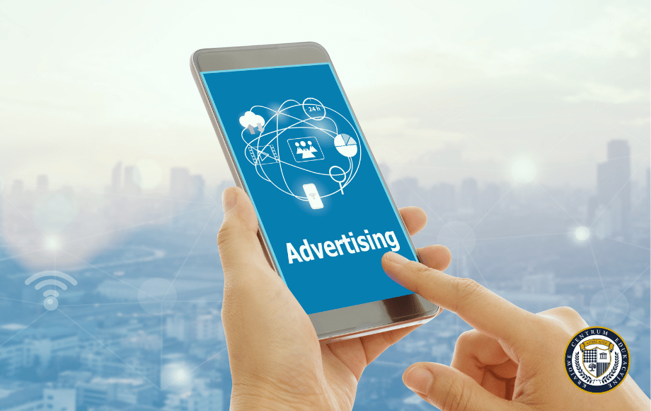 Dłoń trzymająca smartfon z napisem "Advertising" i połączonymi ikonami marketingowymi, ilustrująca kampanię Performance Max działającą na wielu platformach Google, z miejskim pejzażem w tle.