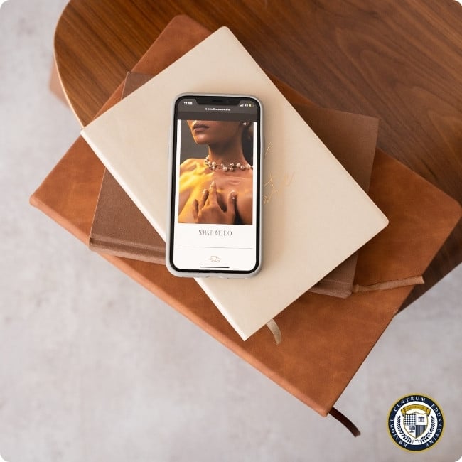 Smartfon wyświetlający reklamę biżuterii na notesach, element strategii komunikacji marki w cyfrowym marketingu produktów luksusowych