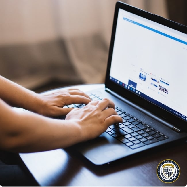 Osoba pracująca na laptopie z otwartą przeglądarką – codzienna praktyka w tworzeniu i monitorowaniu kampanii link building