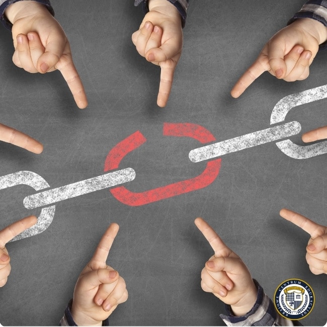 Wiele rąk wskazuje na przerwany czerwony ogniw łańcucha – metafora błędów lub słabych ogniw w strategii link building.