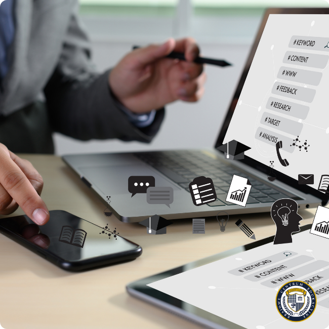 Osoba pracująca przy laptopie i analizująca elementy strategii marketingowej z widocznymi tagami #KEYWORD, #CONTENT, #WWW, #FEEDBACK, #RESEARCH, #TARGET i #ANALYSIS oraz ikonami graficznymi reprezentującymi różne aspekty cyfrowego marketingu