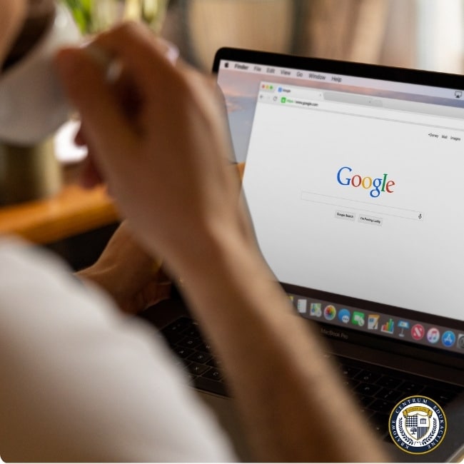 Osoba przeglądająca stronę Google na laptopie – początek procesu wyszukiwania informacji i znaczenie link building w wynikach wyszukiwania