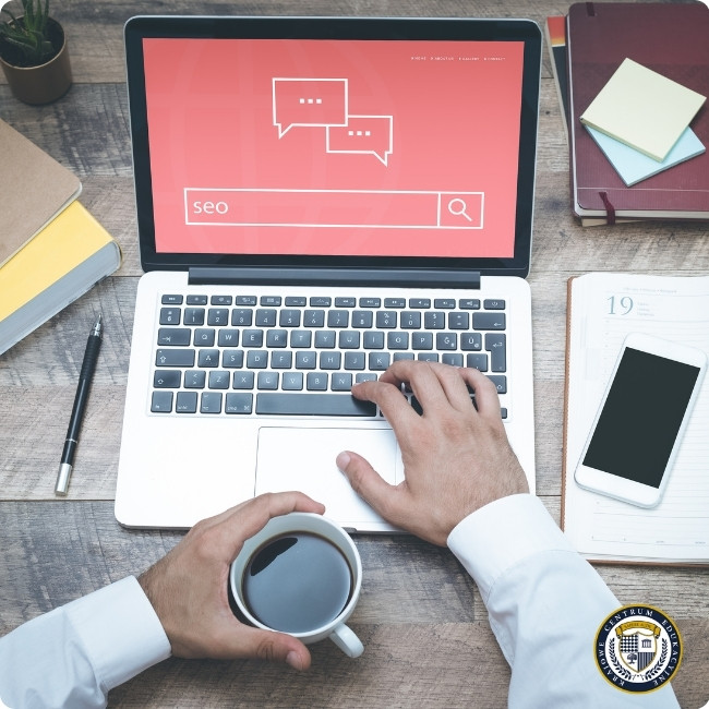 Laptop z wyszukiwarką SEO na ekranie - pozycjonowanie lokalne dla firm