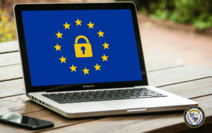 Laptop z symbolem ochrony danych UE - padlock na tle flagi europejskiej, reprezentujący przepisy RODO