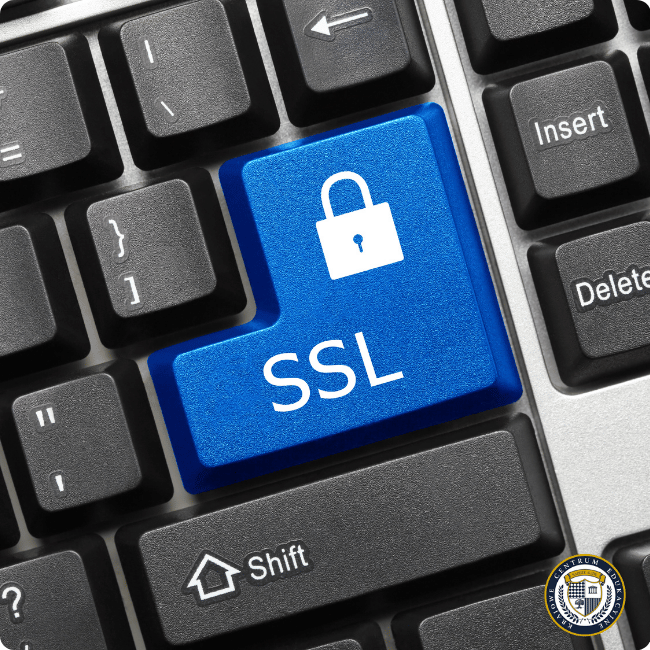 Niebieski klawisz z symbolem kłódki i napisem SSL na klawiaturze komputerowej.