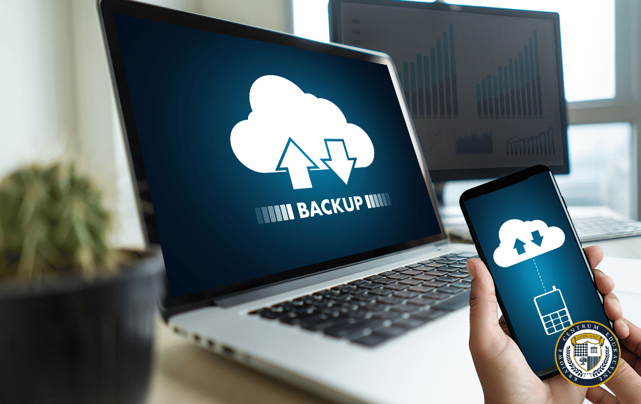 WordPress Backup - laptop i telefon pokazujące proces tworzenia kopii zapasowej w chmurze, z symbolem chmury i strzałkami synchronizacji