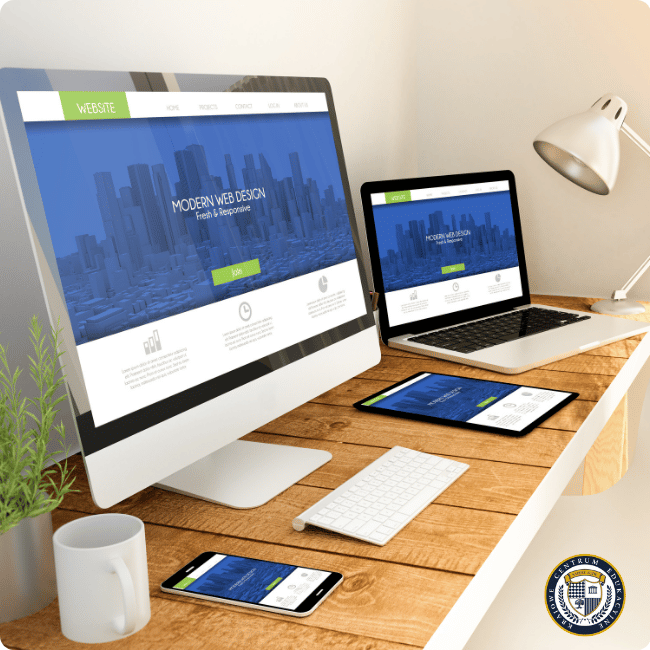 Nowoczesne stanowisko pracy webdesignera z responsywną stroną "MODERN WEB DESIGN" wyświetloną jednocześnie na monitorze komputera, laptopie, tablecie i smartfonie, pokazującą spójny wygląd na wszystkich urządzeniach.