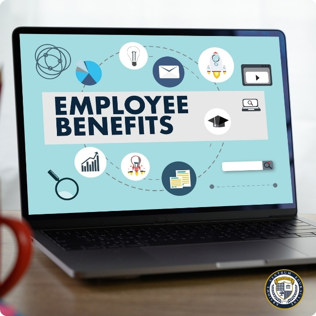 Ekran laptopa z napisem Employee Benefits i ikonami różnych świadczeń - przegląd dostępnych benefitów pracowniczych