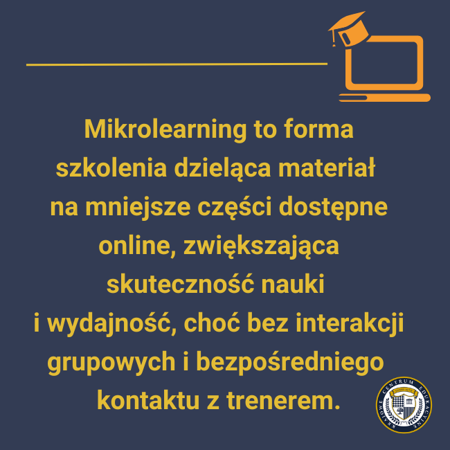  Grafika informacyjna na granatowym tle z żółtym tekstem opisującym mikrolearning jako formę szkolenia dzielącą materiał na mniejsze części dostępne online, z pomarańczowym symbolem laptopa z czapką absolwenta w prawym górnym rogu.
