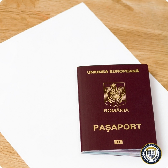 Paszport leżący na białej kartce papieru - dokument niezbędny przy zatrudnieniu cudzoziemca w Polsce.