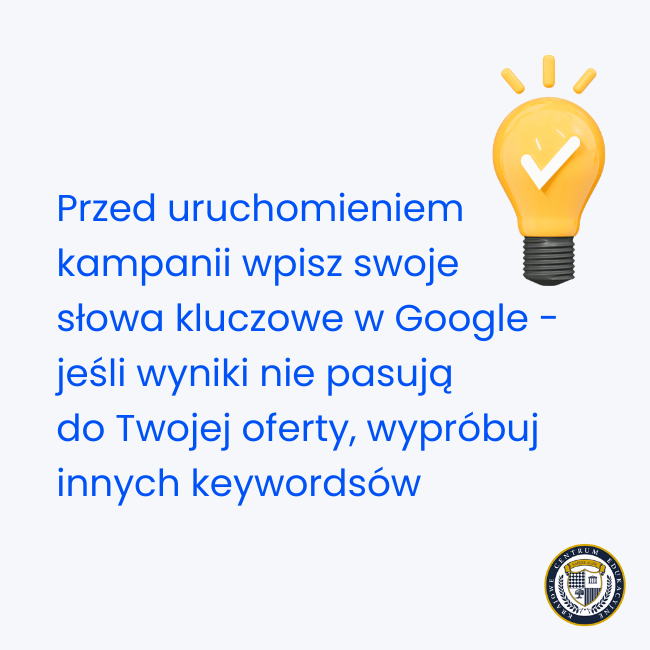 Żółta żarówka ze znakiem check - testowanie słów kluczowych Google Ads przed uruchomieniem kampanii to klucz do sukcesu reklamowego"