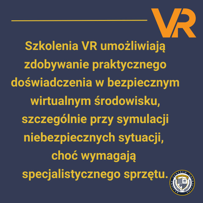 Grafika informacyjna na granatowym tle z żółtym tekstem o szkoleniach VR jako metodzie zdobywania praktycznego doświadczenia w bezpiecznym środowisku wirtualnym, z pomarańczowym logo VR w prawym górnym rogu.
