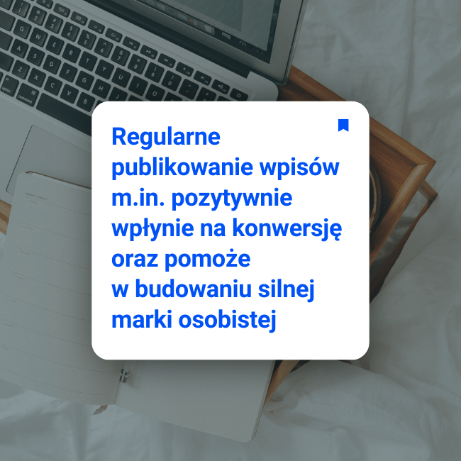 Laptop i notesy przedstawiające tekst o regularnym publikowaniu wpisów blogowych jako kluczu do konwersji i budowania marki osobistej