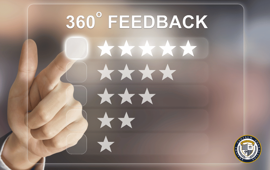 Grafika przedstawiająca system oceny 360 stopni z ręką wskazującą pięć gwiazdek na przezroczystym interfejsie z napisem "360° FEEDBACK"