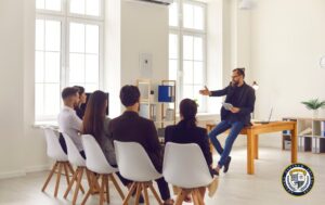 Dotacja szkolenia dla firm - trener prowadzi szkolenie dla grupy pracowników w nowoczesnej sali konferencyjnej