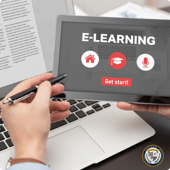 Dłonie obsługujące tablet z napisem "E-LEARNING", prezentujące platformę e-learning