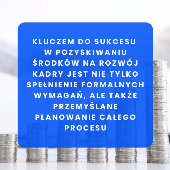 Infografika z rosnącymi stosami monet i tekstem o kluczach sukcesu w pozyskiwaniu dofinansowań na rozwój kadry - planowanie całego procesu