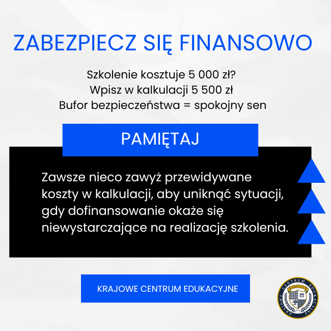 Infografika na szarym tle z niebieskimi akcentami prezentująca tip o zabezpieczeniu finansowym przy kalkulacji kosztów szkolenia, z przykładem zawyżenia kwoty z 5000 zł do 5500 zł