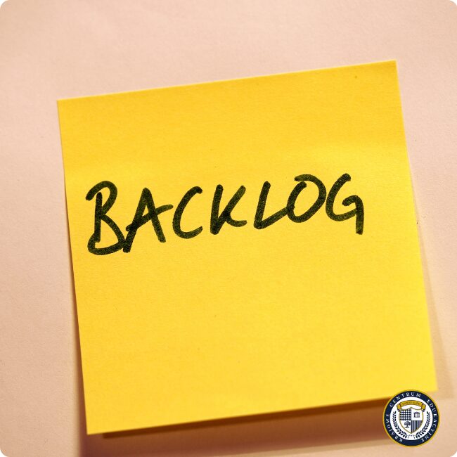 Żółta karteczka z napisem BACKLOG - lista priorytetowych zadań do realizacji w metodyce SCRUM
