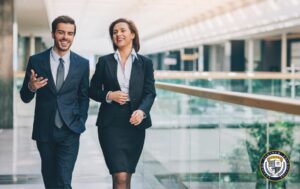 Dwoje profesjonalistów w garniturach praktykuje budowanie relacji podczas rozmowy w biurze