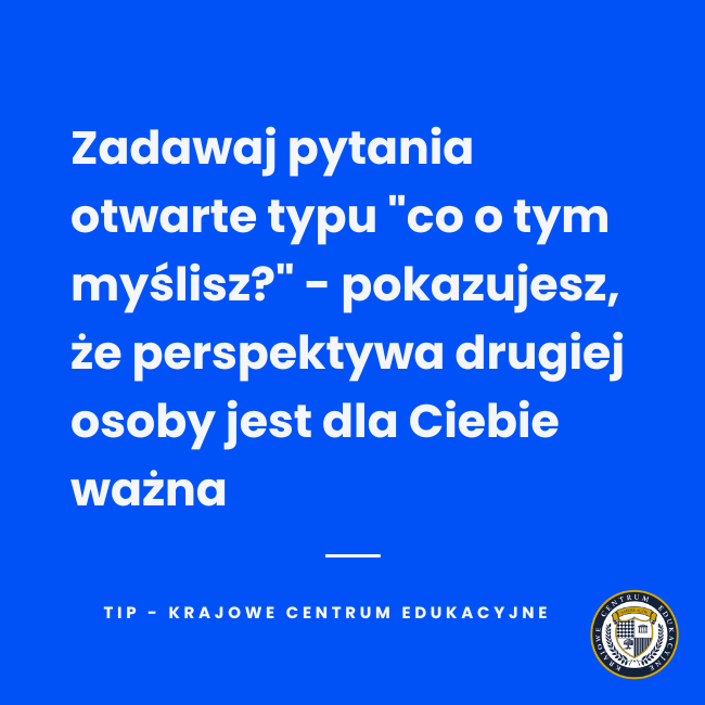 porada o budowaniu relacji poprzez zadawanie pytań otwartych typu "co o tym myślisz?" na niebieskim tle