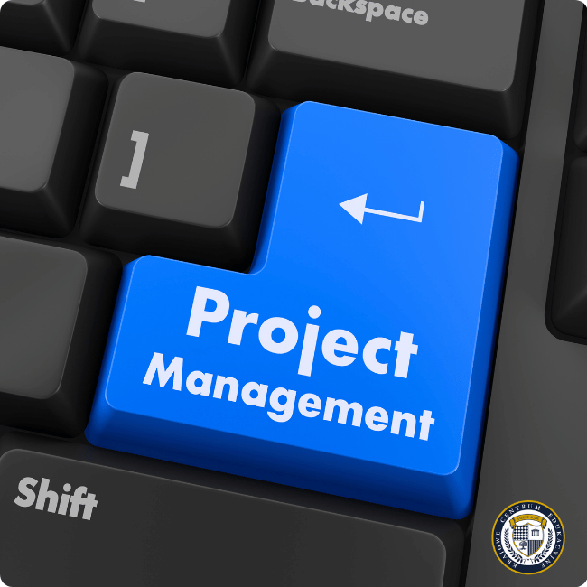 Niebieski klawisz "Project Management" na czarnej klawiaturze komputerowej symbolizujący pracę project managera.