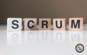 Drewniane klocki z literami układające słowo SCRUM na błyszczącej powierzchni z odbiciem