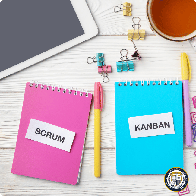 Kolorowe notesy z metodami SCRUM i KANBAN na biurku z tabletem, herbatą i przyborami biurowymi