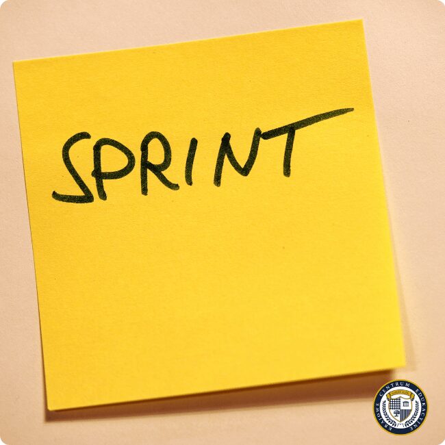 Żółta karteczka z napisem SPRINT - podstawowy cykl pracy w metodyce SCRUM trwający 1-4 tygodnie
