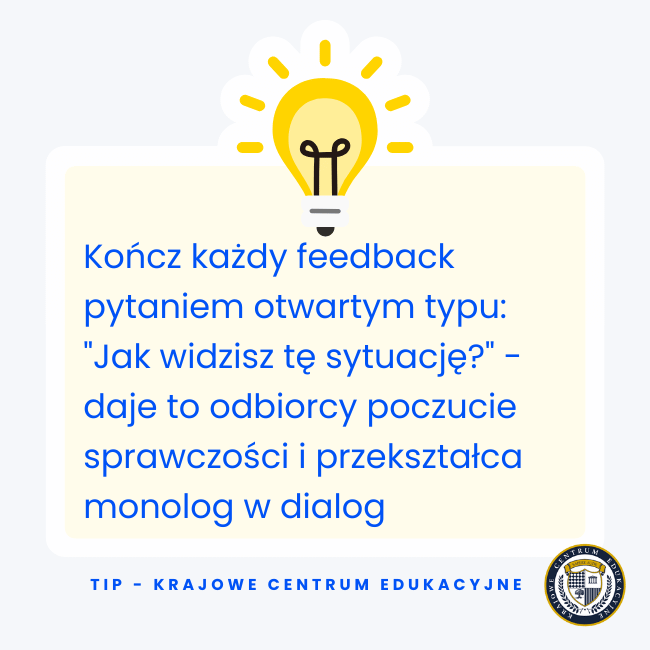 Żółta żarówka z promieniami i tip o kończeniu feedbacku pytaniem otwartym dla lepszego dialogu