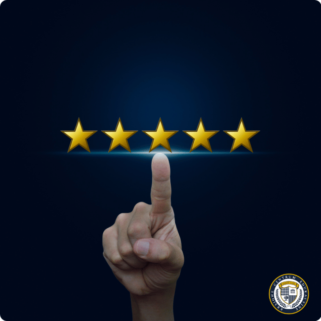 Ręka wskazuje na pięć złotych gwiazdek - ocena i feedback w biznesie