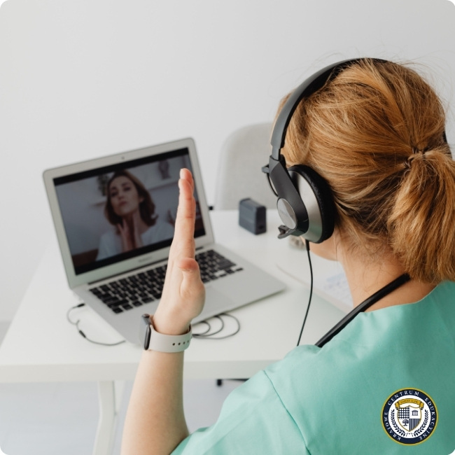 Kobieta w słuchawkach podczas rozmowy wideo na laptopie