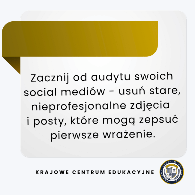 Złoty dymek z poradą o audycie social mediów - tekst: "Zacznij od audytu swoich social mediów - usuń stare, nieprofesjonalne zdjęcia i posty, które mogą zepsuć pierwsze wrażenie."