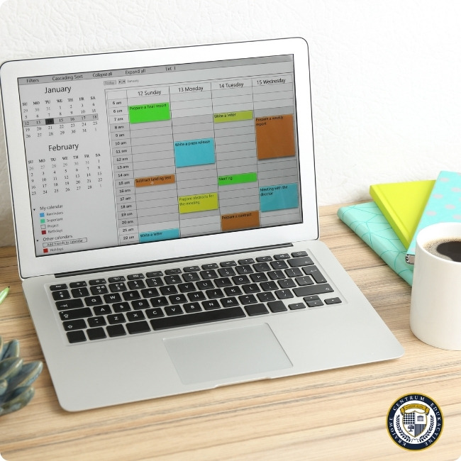Efektywne zarządzanie czasem - laptop z kolorowym kalendarzem elektronicznym i blokami czasowymi na ekranie