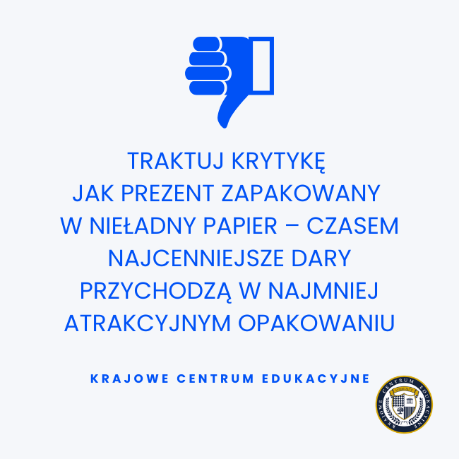 Infografika z ikoną kciuka w dół i cytatem o traktowaniu krytyki jak prezentu w nieładnym opakowaniu - metafora przyjmowania konstruktywnego feedbacku