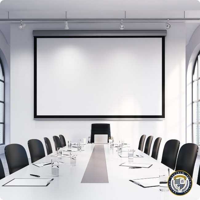 Sala konferencyjna przygotowana do negocjacji biznesowych z długim stołem i ekranem projekcyjnym