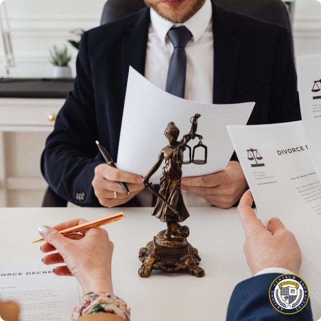 Negocjacje prawne - prawnicy omawiający warunki umowy przy stole z figurką Temidy symbolizującą sprawiedliwość