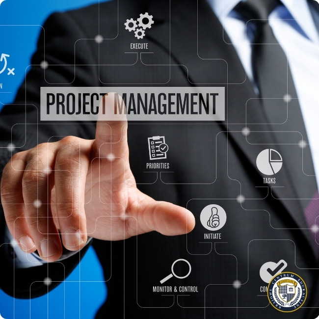 Menedżer wskazujący na interaktywny interfejs Project Management z ikonami: Execute, Priorities, Tasks, Initiate, Monitor & Control, układanymi jak puzzle