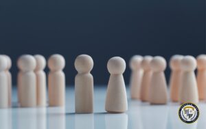 Przygotowanie do negocjacji - drewniane figurki symbolizujące strony negocjacji ustawione naprzeciwko siebie