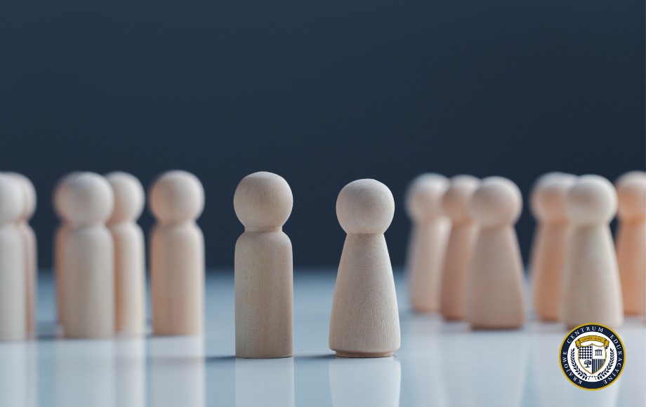 Przygotowanie do negocjacji - drewniane figurki symbolizujące strony negocjacji ustawione naprzeciwko siebie