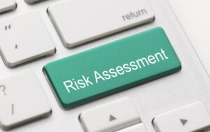 Zielone klawisz z napisem po angielsku "ocena ryzyka"