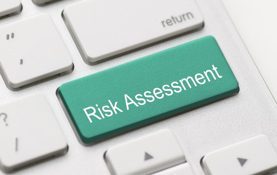 Zielone klawisz z napisem po angielsku "ocena ryzyka"