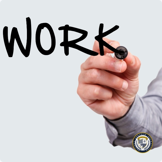 Osoba w szarej koszuli pisząca czarnym markerem słowo WORK na białej powierzchni - koncepcja ogłoszenia o pracę i zatrudnienia