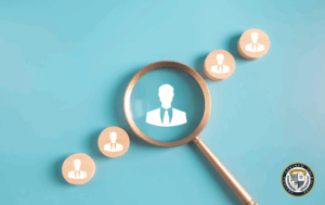 Ogłoszenie o pracę - lupa powiększająca symbol kandydata wśród innych aplikantów na turkusowym tle