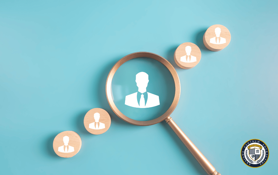 Ogłoszenie o pracę - lupa powiększająca symbol kandydata wśród innych aplikantów na turkusowym tle