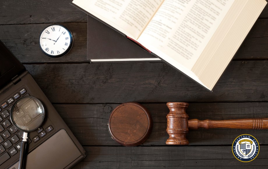 Zasady prawa pracy 2025 – młotek sędziowski, książka z przepisami i lupa symbolizujące podstawowe regulacje Kodeksu pracy