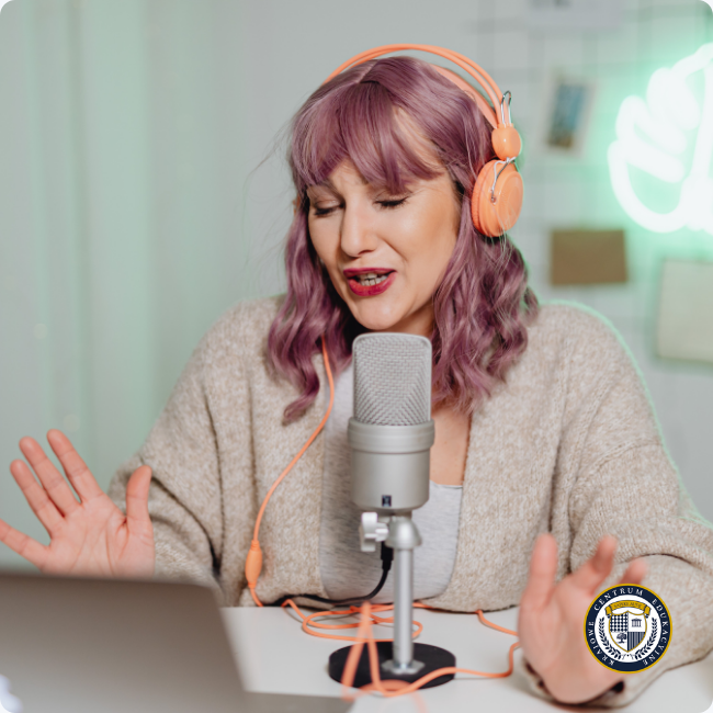 Kobieta ćwiczy wystąpienie przed mikrofonem