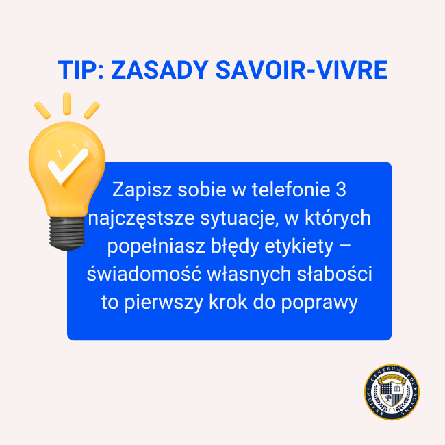 Tip dotyczący zasad savoir-vivre - infografika z żarówką i radą: zapisz w telefonie 3 najczęstsze sytuacje, w których popełniasz błędy etykiety, by świadomie nad nimi pracować