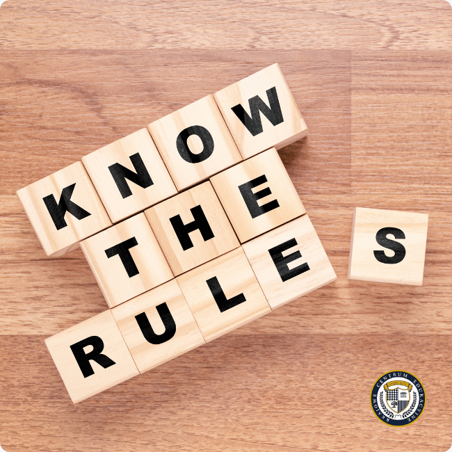 Kostki z napisem "Know the rules" symbolizujące znajomość zasad etykiety biznesowej